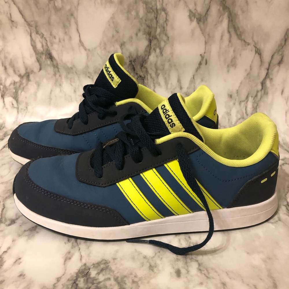 Boys Adidas shoes size 4.5